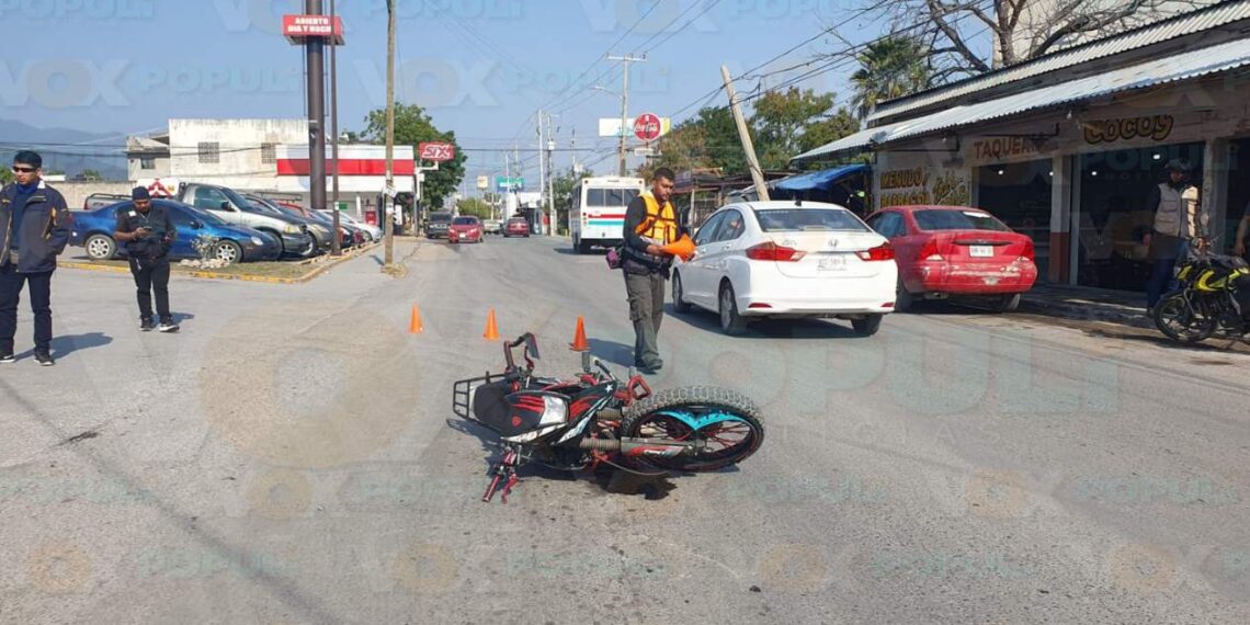 choque entre automóvil y motocicleta en Victoria