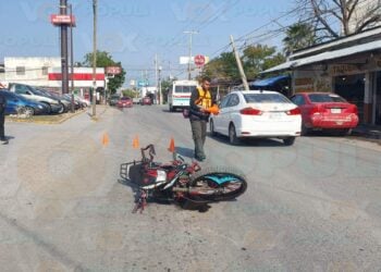 choque entre automóvil y motocicleta en Victoria