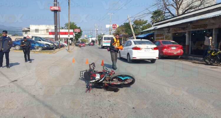 choque entre automóvil y motocicleta en Victoria
