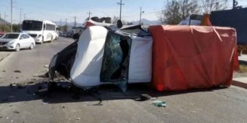 conductor vuelca camioneta garcía