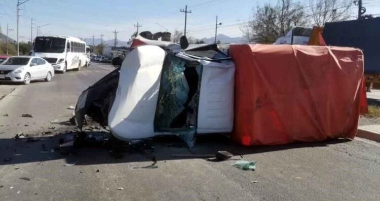 conductor vuelca camioneta garcía
