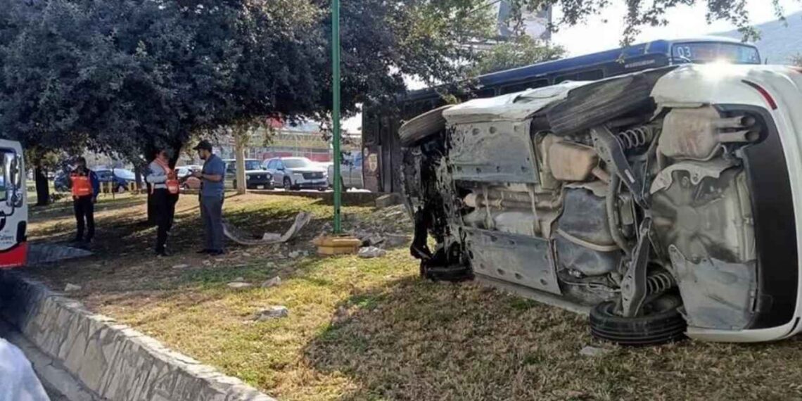 conductor vuelca monterrey