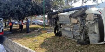 conductor vuelca monterrey