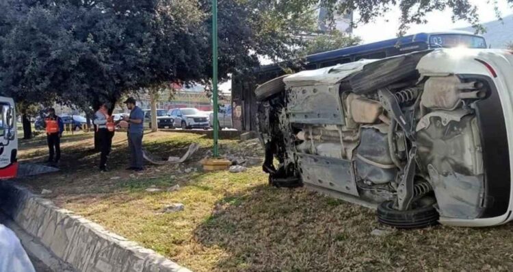 conductor vuelca monterrey