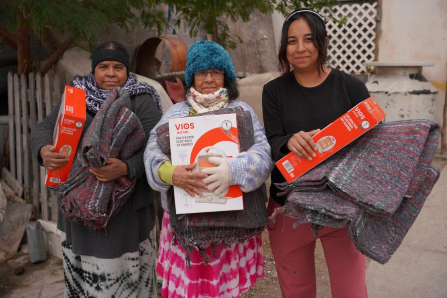 entrega de cobertores y calentadores en Nuevo Laredo