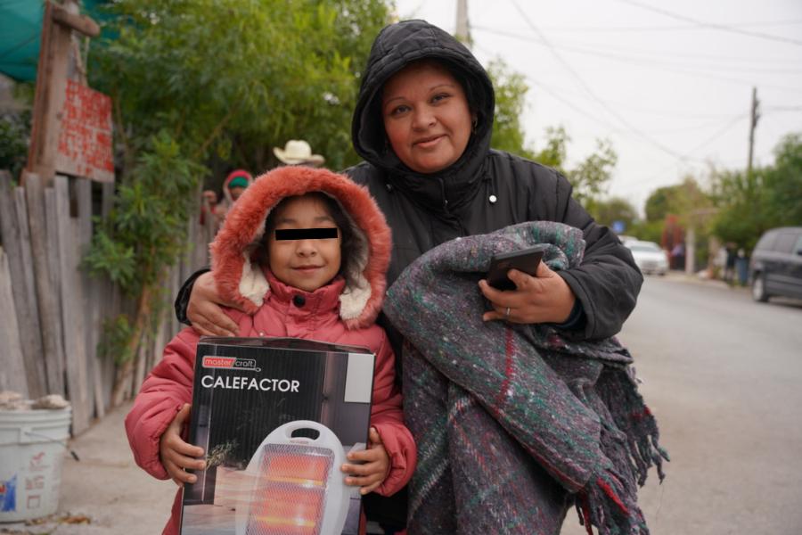 entrega de cobertores y calentadores en Nuevo Laredo
