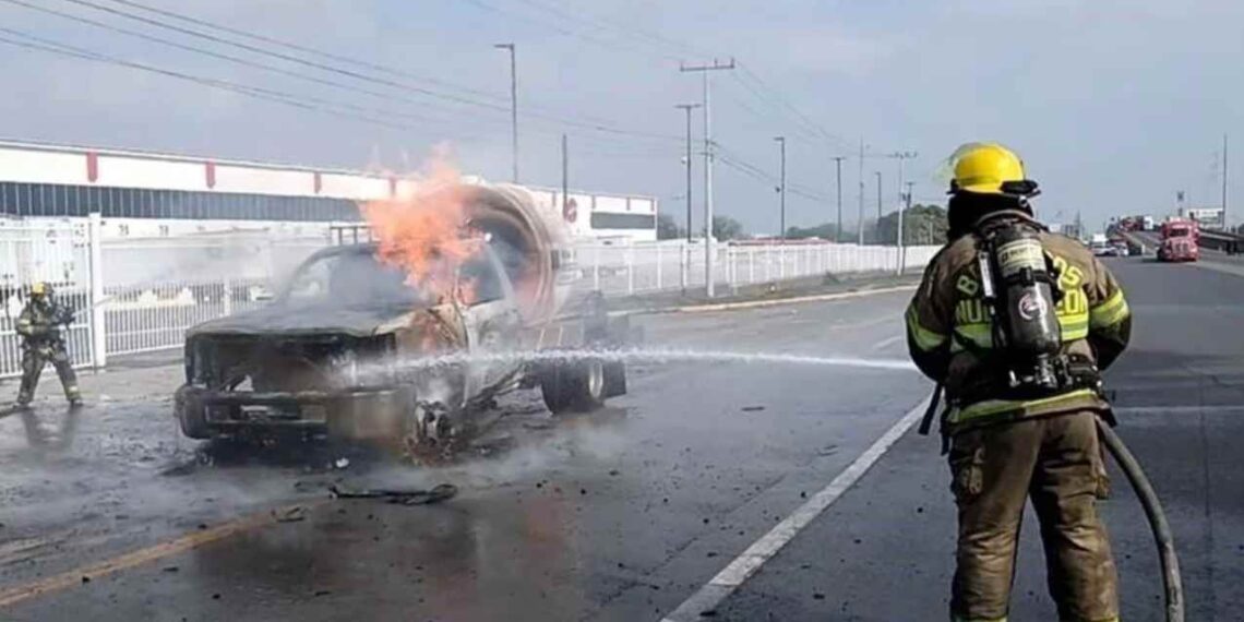 Fuego consume cabina de pipa en Escobedo, Nuevo León