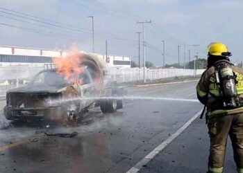 Fuego consume cabina de pipa en Escobedo, Nuevo León