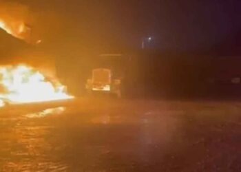 incendio consume bodega tráileres