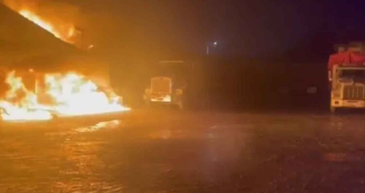 incendio consume bodega tráileres