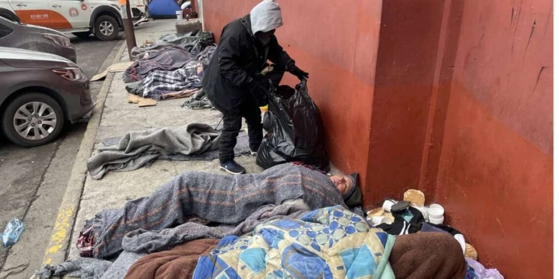 migrantes enfrentan frío en Nuevo León