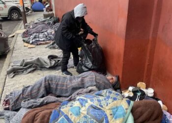 migrantes enfrentan frío en Nuevo León