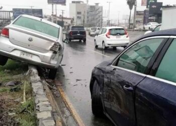 _pavimento resbaladizo choques Monterrey