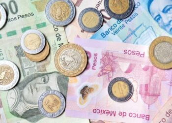 El peso mexicano se ha recuperado después de haber tocado su peor nivel desde 2022. Hoy, 17 de enero de 2025, el dólar cotiza en 20.80 pesos por cada billete verde. Aquí te decimos cómo está el tipo de cambio en los bancos de México. La moneda mexicana muestra una ganancia del 0.14% respecto al precio de referencia del jueves, después de haber bajado hasta 20.94 pesos durante la madrugada, un nivel no visto desde julio de 2022. El mercado sigue algo errático debido al nerviosismo de los inversionistas, que están a la espera de la toma de protesta de Donald Trump como presidente de Estados Unidos el próximo 20 de enero. Se recupera el peso mexicano Trump ha amenazado con imponer aranceles a los tres principales socios comerciales de EE. UU.: Canadá, México y China, incluyendo un 25% a las importaciones mexicanas, hasta que el país tome medidas contra las drogas y la migración irregular, lo cual asegura no está sucediendo. Dólar hoy, 17 de enero de 2025, en bancos de México El precio del dólar en los bancos de México este 17 de enero de 2025 es el siguiente: BBVA México: 19.95 pesos a la compra y 21.09 pesos a la venta Citibanamex: 20.15 pesos a la compra y 21.37 pesos a la venta Banco Azteca: 19.75 pesos a la compra y 20.99 pesos a la venta Banorte: 19.55 pesos a la compra y 21.20 pesos a la venta Banca Afirme: 19.80 pesos a la compra y 21.40 pesos a la venta Scotiabank: 18.00 pesos a la compra y 21.50 pesos a la venta Inbursa: 20.10 pesos a la compra y 21.10 pesos a la venta Te puede interesar: Renuevan México y la Unión Europea acuerdo comercial mientras Trump sigue lanzando amenazas