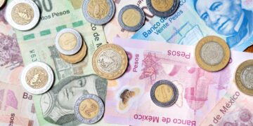 El peso mexicano se ha recuperado después de haber tocado su peor nivel desde 2022. Hoy, 17 de enero de 2025, el dólar cotiza en 20.80 pesos por cada billete verde. Aquí te decimos cómo está el tipo de cambio en los bancos de México. La moneda mexicana muestra una ganancia del 0.14% respecto al precio de referencia del jueves, después de haber bajado hasta 20.94 pesos durante la madrugada, un nivel no visto desde julio de 2022. El mercado sigue algo errático debido al nerviosismo de los inversionistas, que están a la espera de la toma de protesta de Donald Trump como presidente de Estados Unidos el próximo 20 de enero. Se recupera el peso mexicano Trump ha amenazado con imponer aranceles a los tres principales socios comerciales de EE. UU.: Canadá, México y China, incluyendo un 25% a las importaciones mexicanas, hasta que el país tome medidas contra las drogas y la migración irregular, lo cual asegura no está sucediendo. Dólar hoy, 17 de enero de 2025, en bancos de México El precio del dólar en los bancos de México este 17 de enero de 2025 es el siguiente: BBVA México: 19.95 pesos a la compra y 21.09 pesos a la venta Citibanamex: 20.15 pesos a la compra y 21.37 pesos a la venta Banco Azteca: 19.75 pesos a la compra y 20.99 pesos a la venta Banorte: 19.55 pesos a la compra y 21.20 pesos a la venta Banca Afirme: 19.80 pesos a la compra y 21.40 pesos a la venta Scotiabank: 18.00 pesos a la compra y 21.50 pesos a la venta Inbursa: 20.10 pesos a la compra y 21.10 pesos a la venta Te puede interesar: Renuevan México y la Unión Europea acuerdo comercial mientras Trump sigue lanzando amenazas