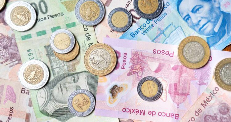 El peso mexicano se ha recuperado después de haber tocado su peor nivel desde 2022. Hoy, 17 de enero de 2025, el dólar cotiza en 20.80 pesos por cada billete verde. Aquí te decimos cómo está el tipo de cambio en los bancos de México. La moneda mexicana muestra una ganancia del 0.14% respecto al precio de referencia del jueves, después de haber bajado hasta 20.94 pesos durante la madrugada, un nivel no visto desde julio de 2022. El mercado sigue algo errático debido al nerviosismo de los inversionistas, que están a la espera de la toma de protesta de Donald Trump como presidente de Estados Unidos el próximo 20 de enero. Se recupera el peso mexicano Trump ha amenazado con imponer aranceles a los tres principales socios comerciales de EE. UU.: Canadá, México y China, incluyendo un 25% a las importaciones mexicanas, hasta que el país tome medidas contra las drogas y la migración irregular, lo cual asegura no está sucediendo. Dólar hoy, 17 de enero de 2025, en bancos de México El precio del dólar en los bancos de México este 17 de enero de 2025 es el siguiente: BBVA México: 19.95 pesos a la compra y 21.09 pesos a la venta Citibanamex: 20.15 pesos a la compra y 21.37 pesos a la venta Banco Azteca: 19.75 pesos a la compra y 20.99 pesos a la venta Banorte: 19.55 pesos a la compra y 21.20 pesos a la venta Banca Afirme: 19.80 pesos a la compra y 21.40 pesos a la venta Scotiabank: 18.00 pesos a la compra y 21.50 pesos a la venta Inbursa: 20.10 pesos a la compra y 21.10 pesos a la venta Te puede interesar: Renuevan México y la Unión Europea acuerdo comercial mientras Trump sigue lanzando amenazas