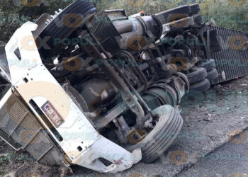 Accidente en carretera Rumbo Nuevo Victoria deja conductor herido y tractocamión volcado