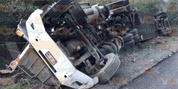 Accidente en carretera Rumbo Nuevo Victoria deja conductor herido y tractocamión volcado