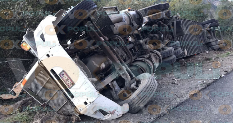 Accidente en carretera Rumbo Nuevo Victoria deja conductor herido y tractocamión volcado