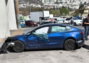 Accidente entre tren y auto Tesla en San Pedro, Nuevo León