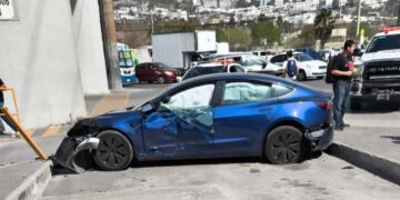 Accidente entre tren y auto Tesla en San Pedro, Nuevo León