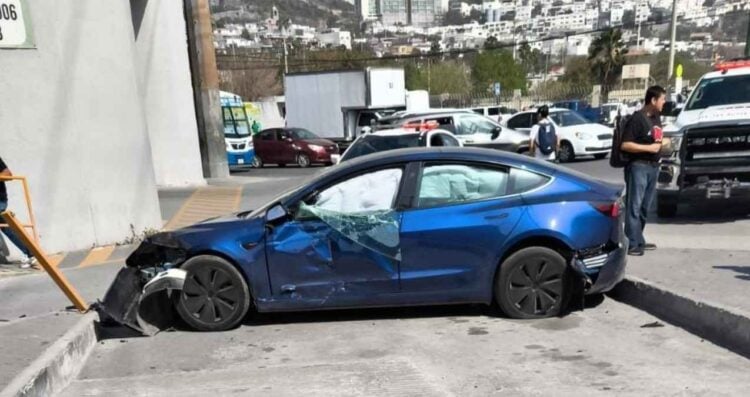 Accidente entre tren y auto Tesla en San Pedro, Nuevo León