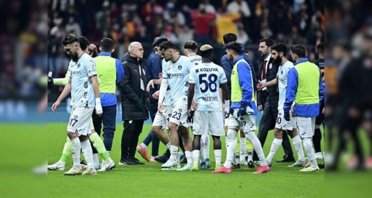 Adana Demirspor abandona el partido