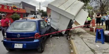 Adulto mayor pierde el control de su vehículo y se estrella contra un puesto de tacos en Monterrey; hay 3 heridos