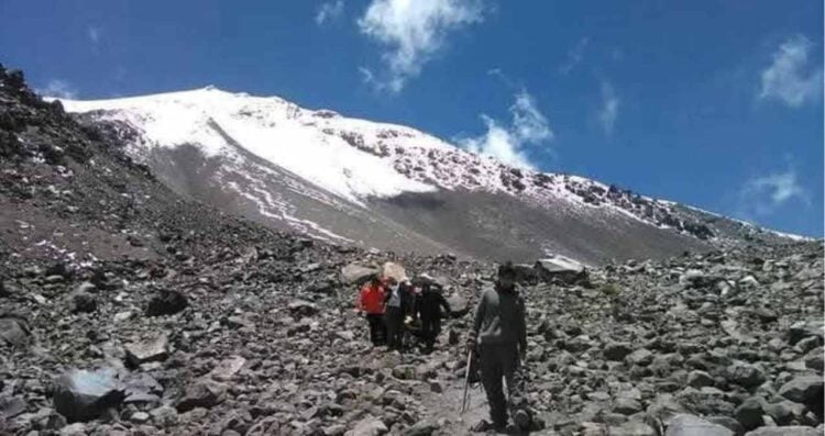 Un alpinista de Monterrey, David Ernesto Villarreal Pérez, falleció después de intentar una peligrosa hazaña en el volcán Citlaltépetl, más conocido como el Pico de Orizaba, en Puebla. David, de 27 años, intentó descender la montaña en bicicleta, pero sufrió un accidente a más de 5,000 metros de altura. En un video que compartió en redes sociales, David pidió ayuda junto a su compañero, mostrando la ubicación en la que se encontraba y revelando que estaba lesionado. En las imágenes se le ve tirado en el suelo, con su bicicleta dañada a su lado. El alpinista estaba acompañado por otro amigo, ambos originarios de Monterrey. Tras el accidente, los elementos de Protección Civil de Puebla lograron ponerse en contacto con los alpinistas y confirmaron que David aún tenía signos vitales. Sin embargo, durante el difícil descenso, lamentablemente, David perdió la vida. Regiomontano muere en el Pico de Orizaba Su compañero fue encontrado estable tras la revisión médica y descendió por su propio pie con la brigada de rescate. De acuerdo con Protección Civil de Puebla, los alpinistas subieron con el apoyo de guías de la empresa Summit Orizaba hasta el área conocida como "E Refugio". Sin embargo, decidieron continuar por su cuenta hasta llegar a "La Cumbre", donde ocurrió el accidente. La zona del percance es de difícil acceso, con terreno accidentado y condiciones climáticas complicadas a esa altura, lo que hizo que la operación de rescate fuera aún más difícil y que el uso de un helicóptero fuera imposible. Por esta razón, las tareas de rescate se llevaron a cabo de forma terrestre. Te puede interesar: Captan en VIDEO el robo a pareja de adultos mayores en Monterrey