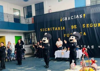 Los estudiantes y docentes del Colegio Constitución Mexicana de Ciudad Madero llevaron a cabo un homenaje a los elementos de la Guardia Estatal de Género. Reconociendo su prevención, atención y erradicación de la violencia en diversos ámbitos, incluyendo el escolar en un acto que tuvo lugar durante una jornada escolar. En el evento se realizaron actividades de cercanía y difusión sobre las funciones de la Guardia Estatal de Género. Y como muestra de agradecimiento, los elementos de la Guardia recibieron canastas de frutas como obsequio. Madero Guardia Estatal Género El homenaje incluyó una presentación musical a cargo de estudiantes de tercer y cuarto grado, así como una ronda de preguntas en la que participaron alumnos de tercer a sexto grado. Durante esta interacción, se promovió la importancia de denunciar casos de violencia a través de los números de emergencia 911 y 089. Además, los elementos de la Guardia Estatal de Género aprovecharon la ocasión para fortalecer su colaboración con el personal docente y directivo, trabajando juntos en la creación de ambientes más seguros para los niños y niñas de Tamaulipas. Rufino Aguilera / Ciudad Madero Te puede interesar: ¿Cómo ocurrió el accidente que dejó a dos jovencitos que viajaban en motocicleta gravemente heridos en Cd. Madero? 