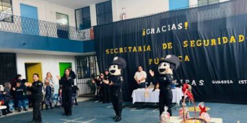 Los estudiantes y docentes del Colegio Constitución Mexicana de Ciudad Madero llevaron a cabo un homenaje a los elementos de la Guardia Estatal de Género. Reconociendo su prevención, atención y erradicación de la violencia en diversos ámbitos, incluyendo el escolar en un acto que tuvo lugar durante una jornada escolar. En el evento se realizaron actividades de cercanía y difusión sobre las funciones de la Guardia Estatal de Género. Y como muestra de agradecimiento, los elementos de la Guardia recibieron canastas de frutas como obsequio. Madero Guardia Estatal Género El homenaje incluyó una presentación musical a cargo de estudiantes de tercer y cuarto grado, así como una ronda de preguntas en la que participaron alumnos de tercer a sexto grado. Durante esta interacción, se promovió la importancia de denunciar casos de violencia a través de los números de emergencia 911 y 089. Además, los elementos de la Guardia Estatal de Género aprovecharon la ocasión para fortalecer su colaboración con el personal docente y directivo, trabajando juntos en la creación de ambientes más seguros para los niños y niñas de Tamaulipas. Rufino Aguilera / Ciudad Madero Te puede interesar: ¿Cómo ocurrió el accidente que dejó a dos jovencitos que viajaban en motocicleta gravemente heridos en Cd. Madero? 