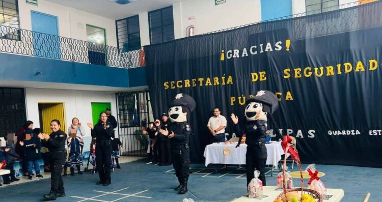 Los estudiantes y docentes del Colegio Constitución Mexicana de Ciudad Madero llevaron a cabo un homenaje a los elementos de la Guardia Estatal de Género. Reconociendo su prevención, atención y erradicación de la violencia en diversos ámbitos, incluyendo el escolar en un acto que tuvo lugar durante una jornada escolar. En el evento se realizaron actividades de cercanía y difusión sobre las funciones de la Guardia Estatal de Género. Y como muestra de agradecimiento, los elementos de la Guardia recibieron canastas de frutas como obsequio. Madero Guardia Estatal Género El homenaje incluyó una presentación musical a cargo de estudiantes de tercer y cuarto grado, así como una ronda de preguntas en la que participaron alumnos de tercer a sexto grado. Durante esta interacción, se promovió la importancia de denunciar casos de violencia a través de los números de emergencia 911 y 089. Además, los elementos de la Guardia Estatal de Género aprovecharon la ocasión para fortalecer su colaboración con el personal docente y directivo, trabajando juntos en la creación de ambientes más seguros para los niños y niñas de Tamaulipas. Rufino Aguilera / Ciudad Madero Te puede interesar: ¿Cómo ocurrió el accidente que dejó a dos jovencitos que viajaban en motocicleta gravemente heridos en Cd. Madero? 