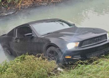 Auto cae a canal en el boulevard Cavazos Lerma de Matamoros, Tamaulipas