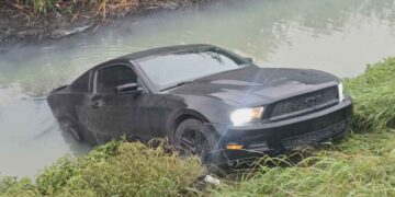 Auto cae a canal en el boulevard Cavazos Lerma de Matamoros, Tamaulipas
