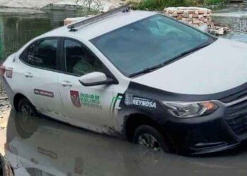 Automóvil cae en bache de aguas negras en Reynosa, Tamaulipas