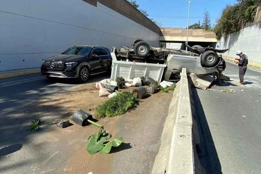 Automovilista huye tras volcar su camioneta en San Pedro, Nuevo León