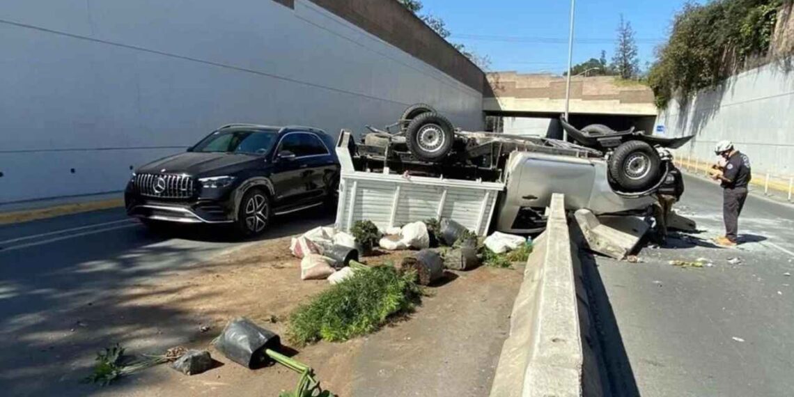 Automovilista huye tras volcar su camioneta en San Pedro, Nuevo León