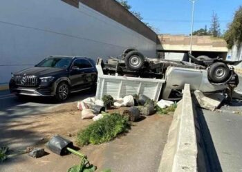 Automovilista huye tras volcar su camioneta en San Pedro, Nuevo León