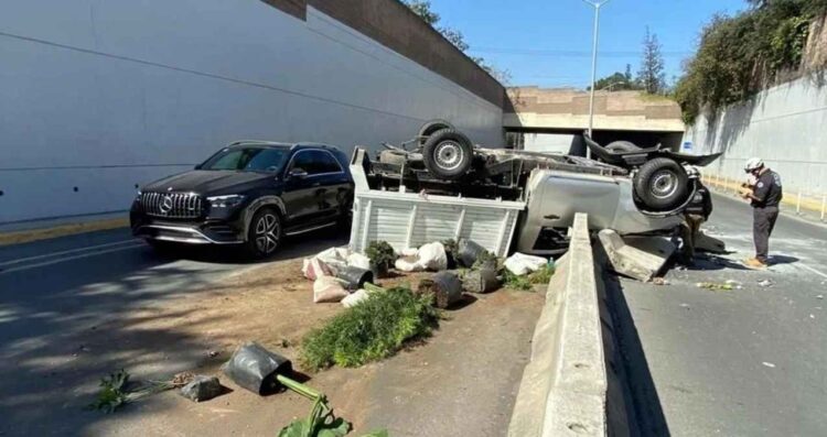 Automovilista huye tras volcar su camioneta en San Pedro, Nuevo León