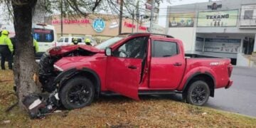 Automovilista se impacta contra un árbol tras chocar con una camioneta en Monterrey, NL