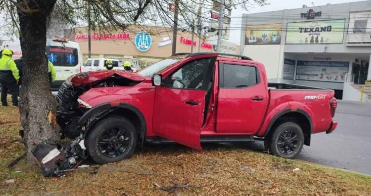 Automovilista se impacta contra un árbol tras chocar con una camioneta en Monterrey, NL