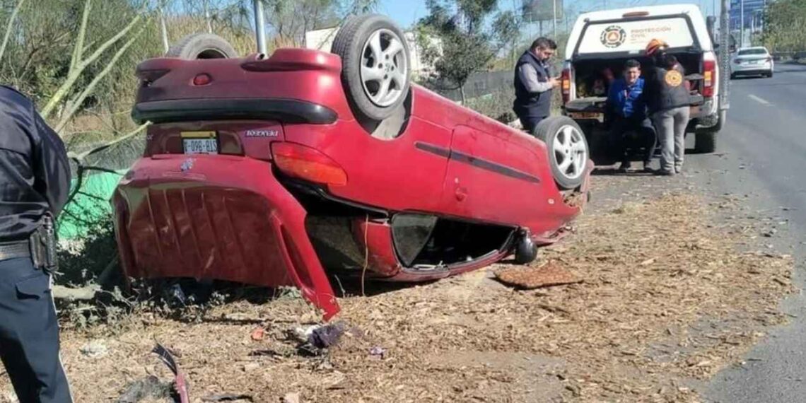 Automovilista vuelca en la Autopista al Aeropuerto en Apodaca y queda lesionado