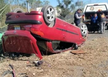 Automovilista vuelca en la Autopista al Aeropuerto en Apodaca y queda lesionado