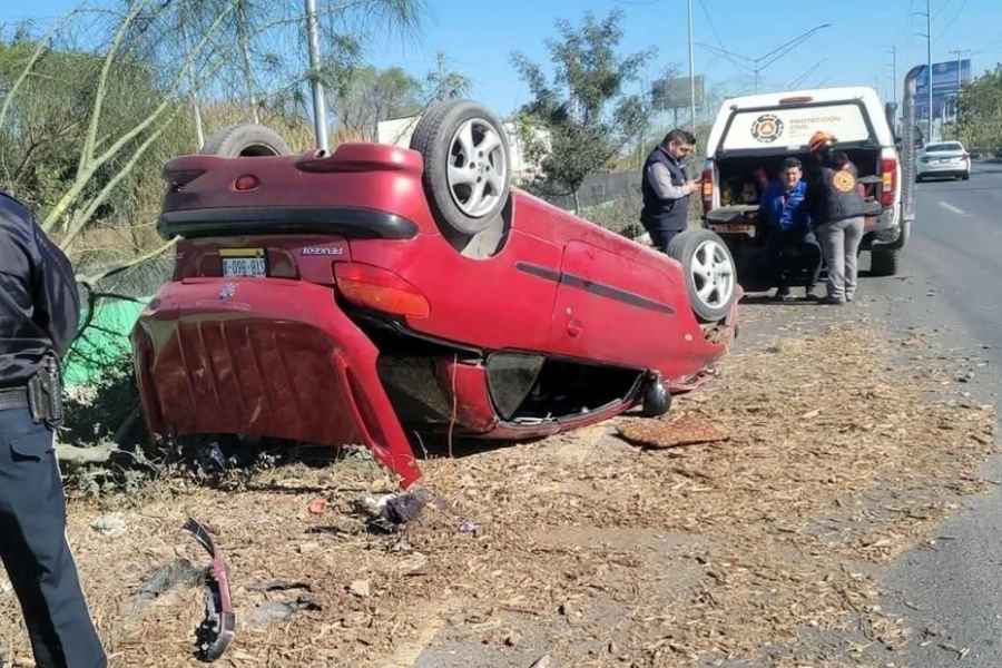 Automovilista vuelca en la Autopista al Aeropuerto en Apodaca y queda lesionado 