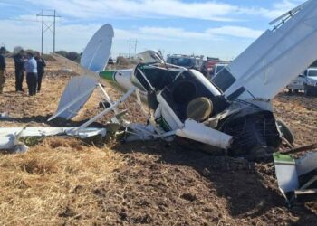 Avioneta de fumigación se enreda con unos cables y cae en Mexicali; reportan un herido