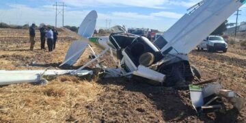 Avioneta de fumigación se enreda con unos cables y cae en Mexicali; reportan un herido