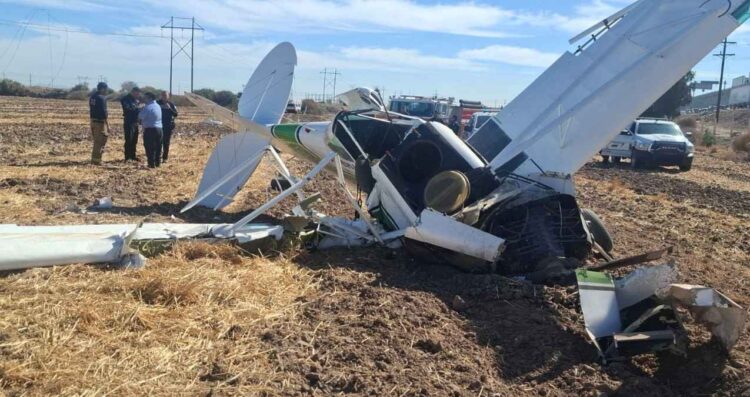 Avioneta de fumigación se enreda con unos cables y cae en Mexicali; reportan un herido