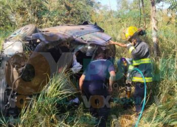 Bomberos rescatan a mujer tras volcadura en barranco en Altamira, Tamaulipas