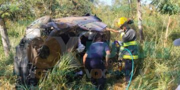 Bomberos rescatan a mujer tras volcadura en barranco en Altamira, Tamaulipas