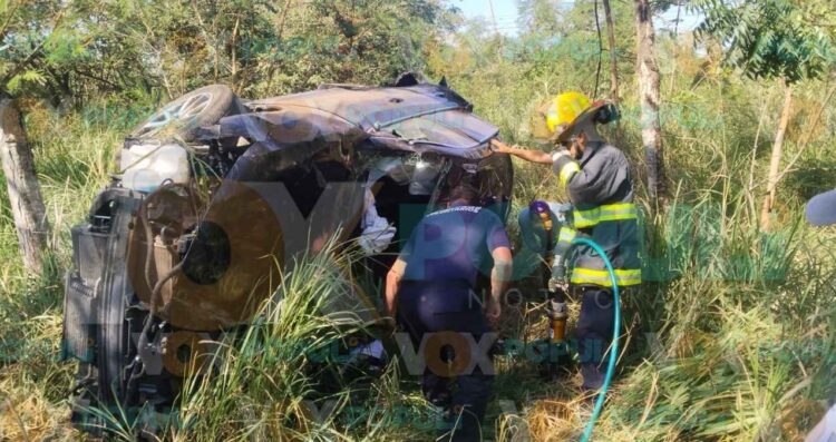 Bomberos rescatan a mujer tras volcadura en barranco en Altamira, Tamaulipas